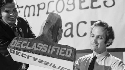 Daniel Ellsberg, el legendario filtrador de los papeles del Pentágono, recibe un sello de desclasificación de documentos en un banquete celebrado en septiembre de 1971. 