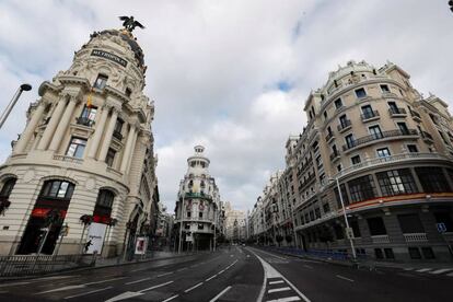 Confluencia de la calle Gran Vía con la calle de Alcalá, sin apenas tráfico esta mañana de Viernes Santo.