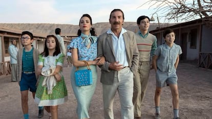 Bérénice Bejo y Antonio de la Torre, junto a sus hijos fílmicos en 'La contadora de películas'.