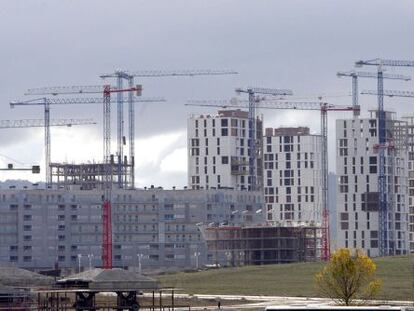 En la imagen, varias viviendas en construcción.