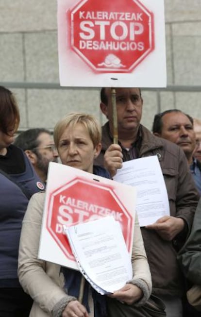 Los miembros de la plataforma Stop Desahucios y los afectados en una concentración en los juzgados de Egia.