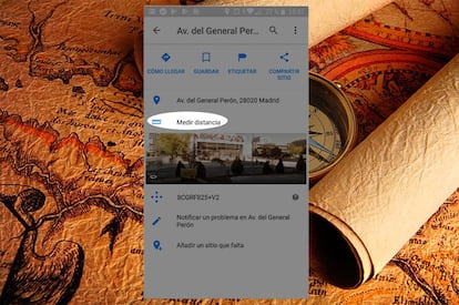Google Maps para nuestros móviles también permite medir la distancia entre dos puntos. Para ello debemos pulsar sobre una zona del mapa. Una vez hecho, deslizamos hacia arriba el menú inferior. Será entonces cuando podamos ver la opción de "medir distancia" justo debajo de la dirección exacta y encima de la previsualización de Street View.