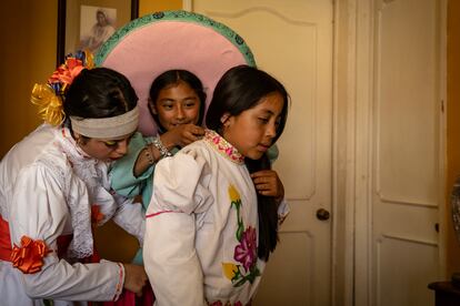 Las charras se preparan para el en la sala de la familia Castañeda-Valverde.