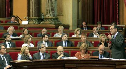 Ramon Espadaler, de pie a la derecha, ayer en su intervenci&oacute;n en el Parlament.