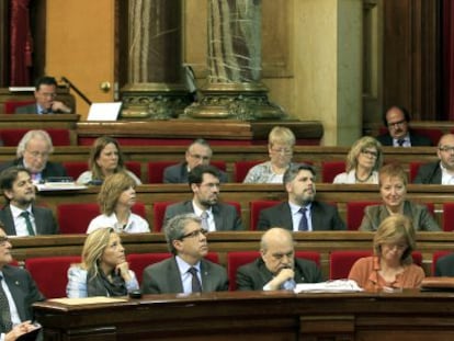 Ramon Espadaler, de pie a la derecha, ayer en su intervenci&oacute;n en el Parlament.