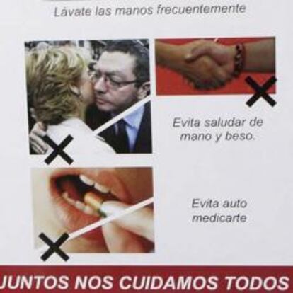 Detalle del cartel por el que las autoridades del estado mexicano de Hidalgo, en el centro del país, se han disculpado hoy por la utilización de la foto de un beso entre la presidenta de la Comunidad de Madrid, Esperanza Aguirre y el alcalde de la capital, Alberto Ruíz Gallardón, en una campaña contra la gripe A.