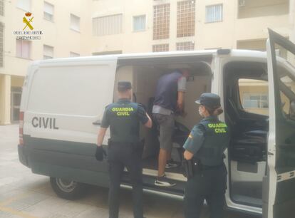 Uno de los detenidos en una imagen cedida por la Guardia Civil.