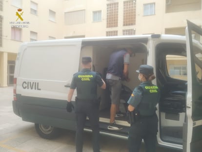 Uno de los detenidos en una imagen cedida por la Guardia Civil.