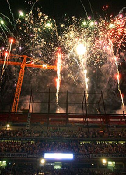 Fuegos artificiales en el Bernabéu para celebrar el título.