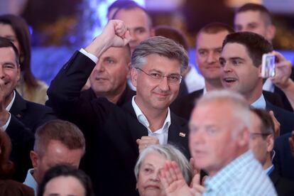 Andrej Plenkovic celebra los resultados con miembros de su partido, este domingo en Zagreb.