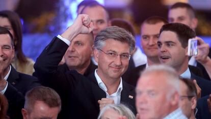 Andrej Plenkovic celebra los resultados con miembros de su partido, este domingo en Zagreb.