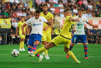 Ferran Torres del FC Barcelona anota su tercer gol durante el partido contra el Villarreal este domingo desde el Estadio de la Cerámica.