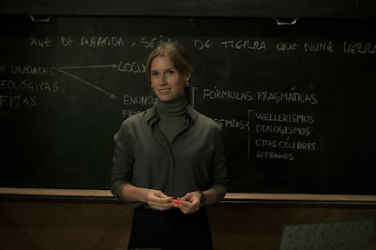 Manuela Vallés interpreta a Martina, una psicolingüista que aporta equilibrio al conjunto.