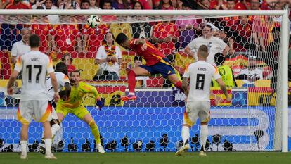 Mikel Merino marca el gol de la victoria ante Alemania.