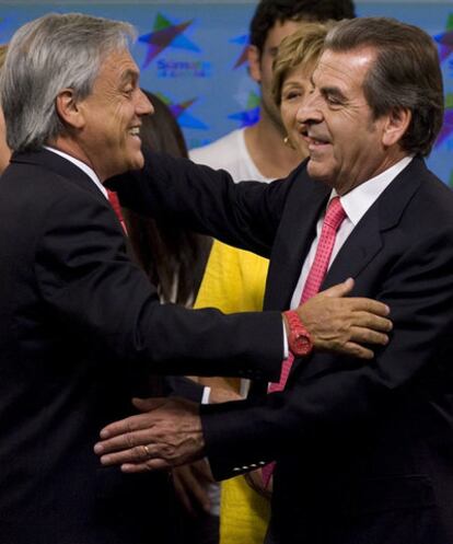 El derrotado Eduardo Frei (derecha) felicita anoche a Piñera en la sede electoral del conservador.