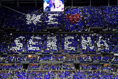 El público del estadio de tenis Billie Jean King de Nueva York sostuvo unos carteles con los que formó el mensaje "We love Serena", "Serena, te queremos", en su partido contra Danka Kovinic. La pista batió su récord histórico de asistencia: 29.402 espectadores. 