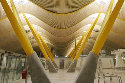 Este edificio descomunal con vistas a los aviones y luz natural simbolizó el despegue de una ciudad (Madrid) y de un país (España) en un tiempo en el que la construcción de aeródromos innecesarios contribuyeron a su ruina. La T4 es una lección de diseño cuidado y sostenible, y a la vez, un puente con América Latina que permite disfrutar de la arquitectura desde el minuto cero de muchos viajes.