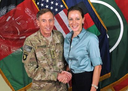 El general David Petraeus con su bi&oacute;grafa Paula Broadwell en Afganist&aacute;n.