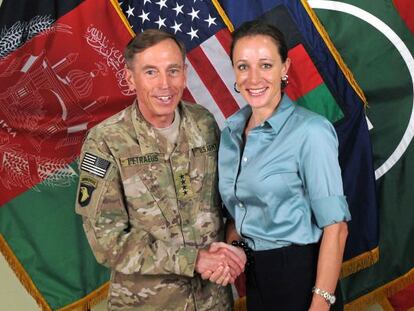 El general David Petraeus con su bi&oacute;grafa Paula Broadwell en Afganist&aacute;n.