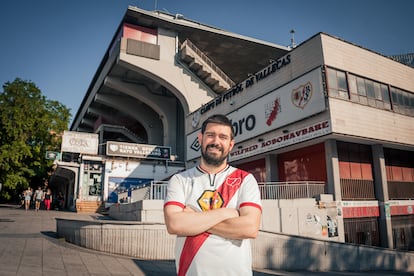 Rafa Vara, aficionado del Rayo Vallecano, frente al Estadio de Vallecas.