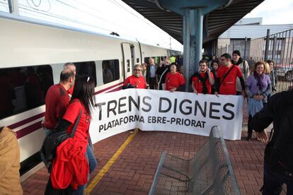 Membres de la plataforma Trens Dignes a l&#039;Aldea. 