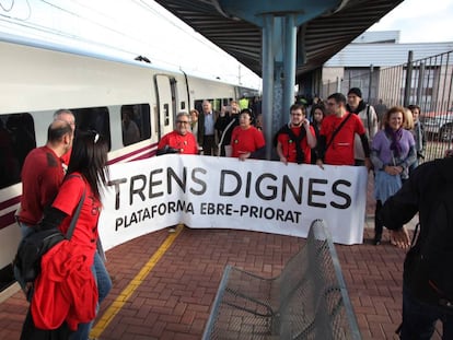 Membres de la plataforma Trens Dignes a l&#039;Aldea. 