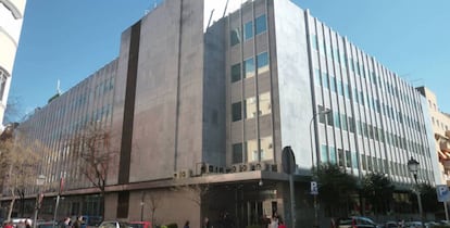 Exterior de las oficinas centrales de El Corte Inglés en la calle Hermosilla de Madrid.