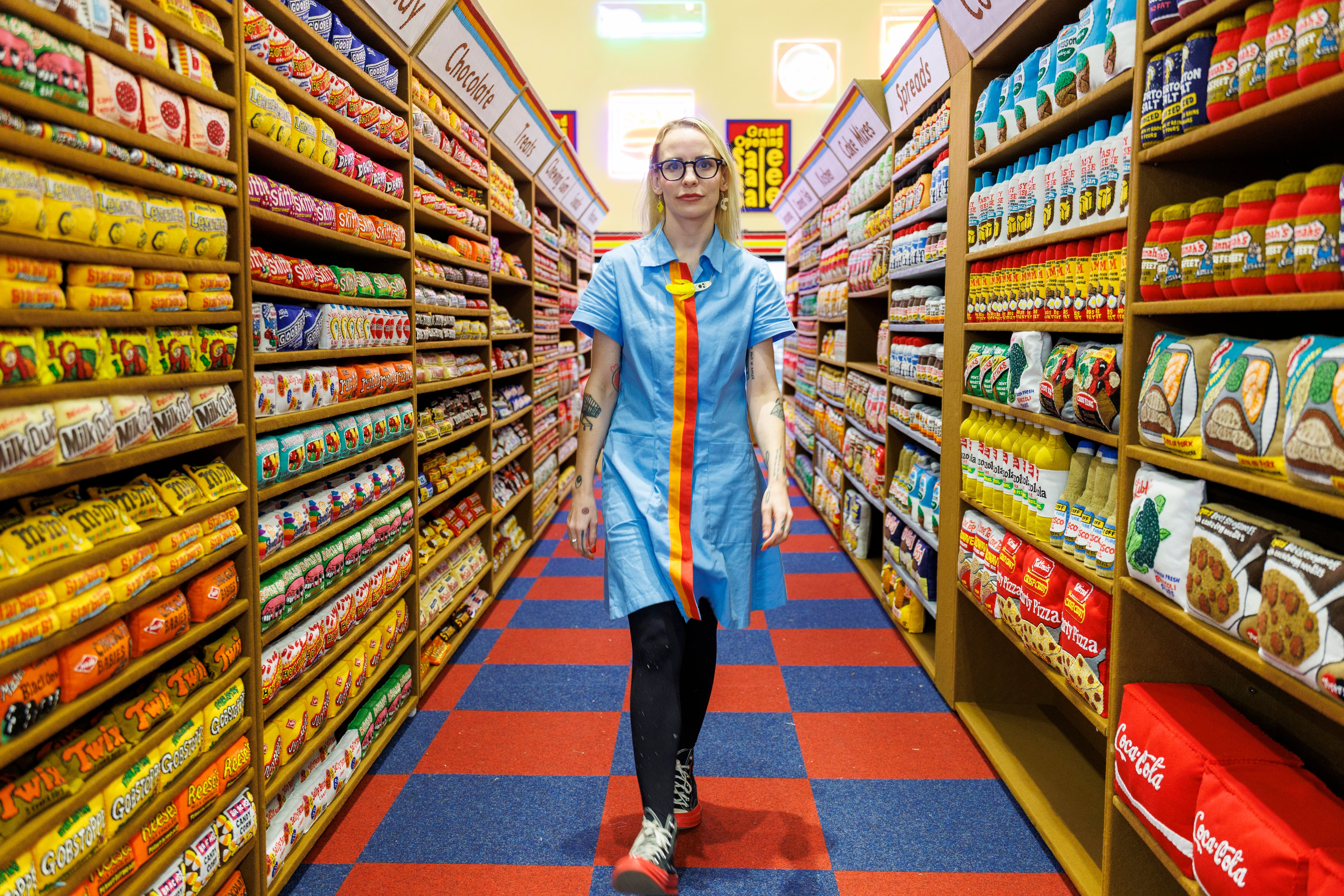 La mujer que cosió un supermercado: “Me dedico a crear universos paralelos hechos de fieltro”