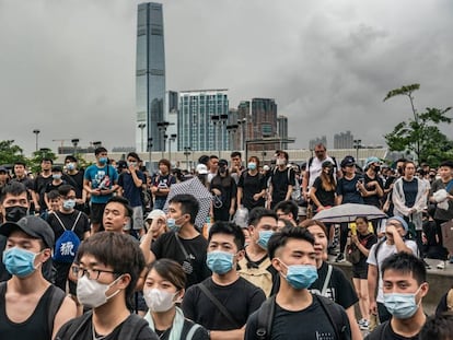 Los manifestantes concentrados este lunes para exigir la dimisión de la jefa del gobierno autónomo en Hong Kong.