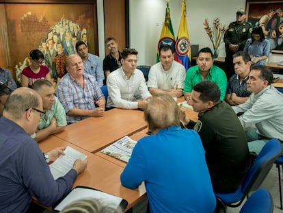 Hernández en una reunión cuando era alcalde de Bucaramanga.