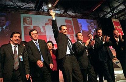 José Luis Rodríguez Zapatero saluda a los participantes en la Convención Autonómica del PSOE, clausurada ayer en Madrid.