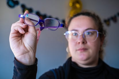 Pepa Fajardo muestra las gafas especiales que necesita su hija y cuyo coste le supone un gran esfuerzo económico.