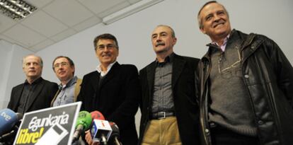 El ex director de Egunkaria, Martxelo Otamendi, y los ex periodistas  Iñaki Uria, Juan Mari Torrealday, Txema Oleaga y Txema Auzmendi, durante la rueda de prensa.