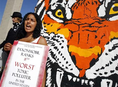 Protesta ante la junta de accionistas de Exxon, en Dallas (EE UU).