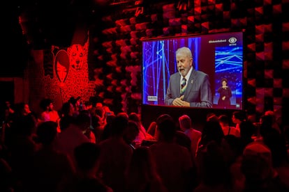 Decenas de personas reunidas este domingo por la noche en São Paulo para ver el debate presidencial por televisión. 