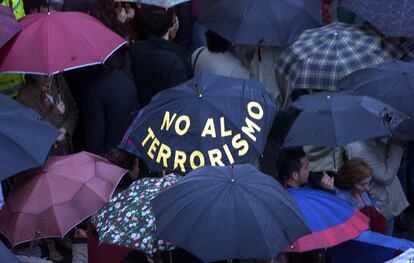 Detalle de la marcha que tuvo lugar en Sevilla (unas 700.000 personas) en repulsa por los atentados de Madrid donde uno de los manifestantes porta un paraguas con la leyenda "No al terrorismo".