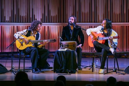 Kiki Morente, a la izquierda, y Carlos de Jacoba, a la derecha, a los que acompaña el percusionista Juan Carmona, en el centro, en el concierto de Nueva York.