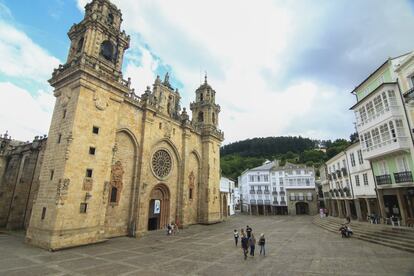 Situada en la comarca de A Mariña Central, Mondoñedo es una de las joyas de la Galicia interior. Su centro histórico ha conservado su rico patrimonio monumental, donde destacan la catedral basílica de La Asunción (en la imagen), el palacio episcopal, la fuente vieja, el seminario de Santa Catalina, la alameda de los Remedios —con su santuario barroco—, el cementerio viejo o el barrio artesano de Os Muíños. Por esta localidad pasa también el Camino del Norte a Santiago, más fresco y boscoso que el Camino Francés, y muy cerca se pueden visitar el castro de Zoñán y la cueva del Rei Cintolo, la mayor de la comunidad, accesible solo por espeleólogos expertos. Más información: <a href="http://www.concellomondonedo.es/" target="_blank">concellomondonedo.es</a>