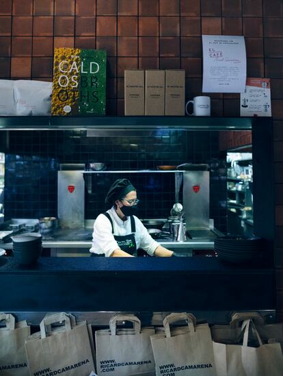 Jefa de cocina en la cocina de Central Bar, en el mercado Central de Valencia.