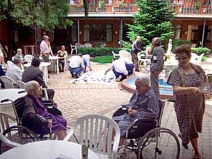 Varios ancianos pasaban ayer la tarde en el patio de la residencia para la tercera edad de San Blas.