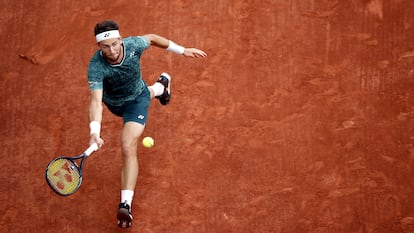 Ruud devuelve la pelota durante la semifinal contra Cilic, el viernes en la Philippe Chatrier.