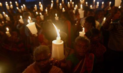 Un grupo de personas sostiene velas durante una vigilia por los desaparecidos de la minoría Tamil desde el final de la prolongada guerra separatista tamil en 2009, en Colombo (Sri Lanka).