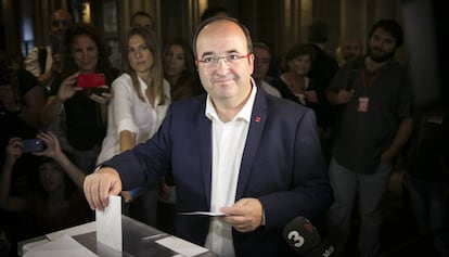 Catalan Socialists leader Miquel Iceta voting in 2015.