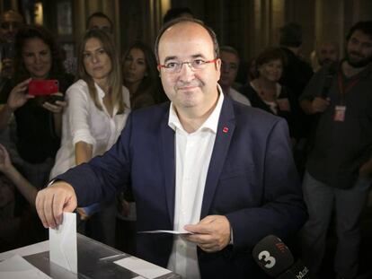 Catalan Socialists leader Miquel Iceta voting in 2015.