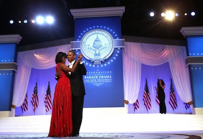 O presidente Barack Obama e a primeira dama Michelle Obama no baile de gala celebrada em Walter E. Washington Convention Center em Washington, no 21 de janeiro de 2013. Nesta gala participaram Alicia Keys, Black Violin, Brad Paisley, Far East Movement, Fun, John Legend, Maná, Smokey Robinson, Soundgarden e Stevie Wonder.