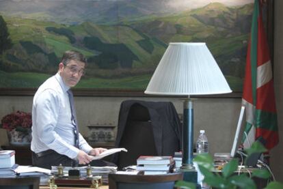 El <i>lehendakari,</i> Patxi López, en su despacho de Vitoria al término de la entrevista.