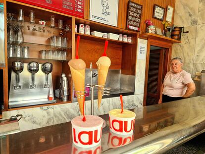 Helados sobre el mostrador de Lauri. Al fondo, Consuelo Lauri