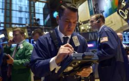 Agentes fueron registrados este martes en el parqué de la Bolsa de Nueva York (EE.UU.), donde el índice Dow Jones, su principal indicador, subía un mínimo 0,06 %, tras amanecer Estados Unidos con el Gobierno parcialmente cerrado por primera vez en 17 años.