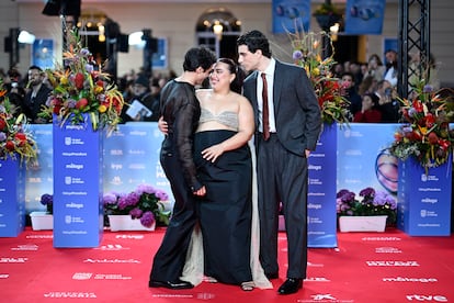 Javier Ambrossi y Javier Calvo junto a Blanca Martínez (vestida de Marta Martí). Ella es la protagonista del ultimo trabajo de los directores, 'Mariliendre'.