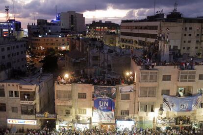 Palestinos siguen en una pantalla gigante en Ramala el discurso de Abbas ante la Asamblea General de la ONU.